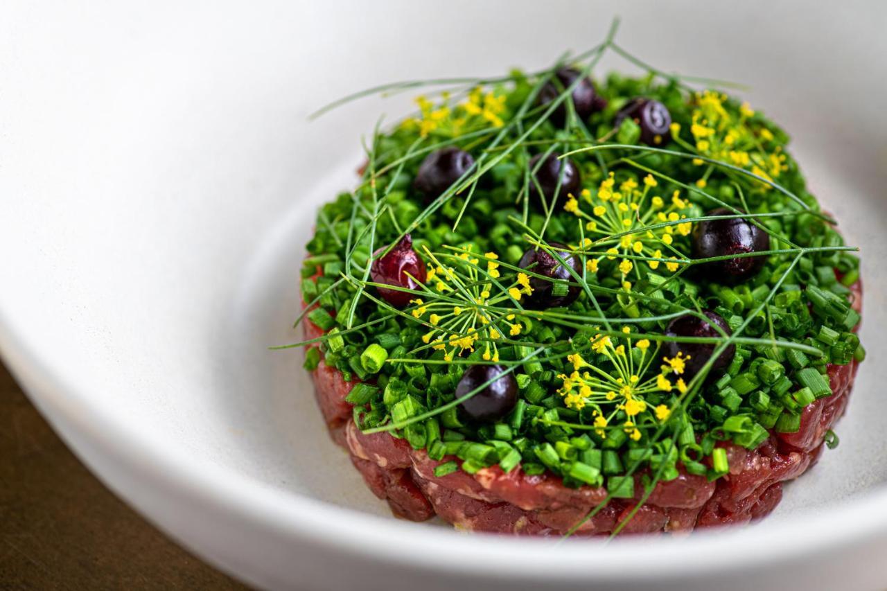 Hotel Pacai, Vilnius, A Member Of Design Hotels Bagian luar foto A dish of beef tartar