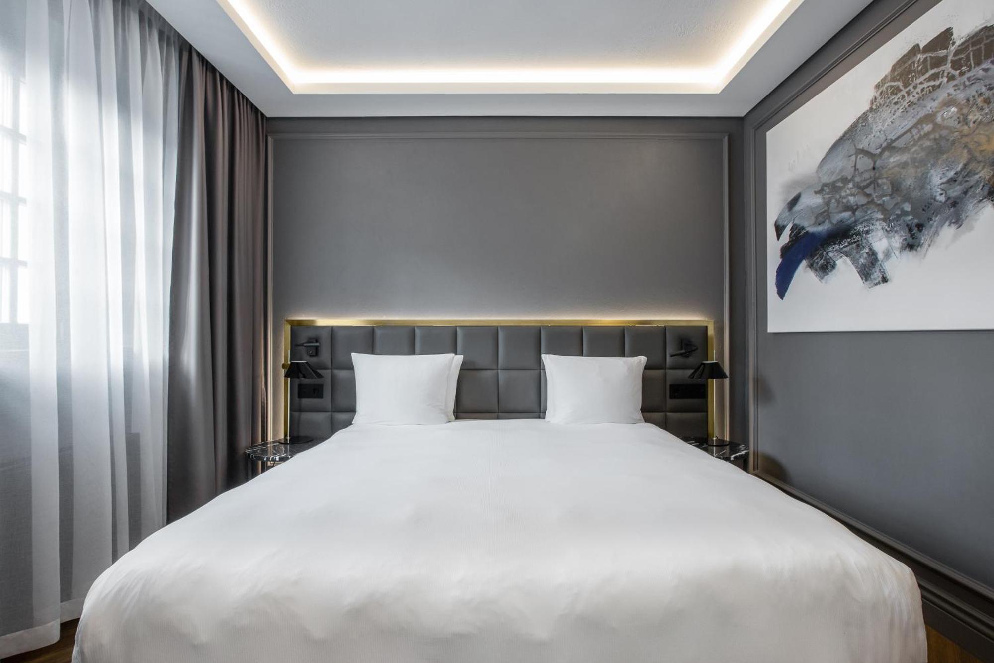Hotel Pacai, Vilnius, A Member Of Design Hotels Bagian luar foto A bedroom at the hotel