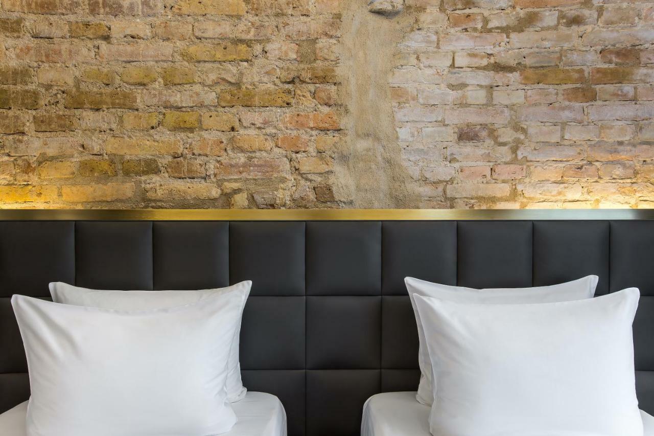 Hotel Pacai, Vilnius, A Member Of Design Hotels Bagian luar foto A bed with two pillows