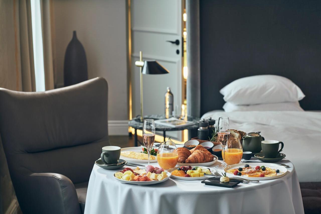 Hotel Pacai, Vilnius, A Member Of Design Hotels Bagian luar foto Breakfast in a hotel room