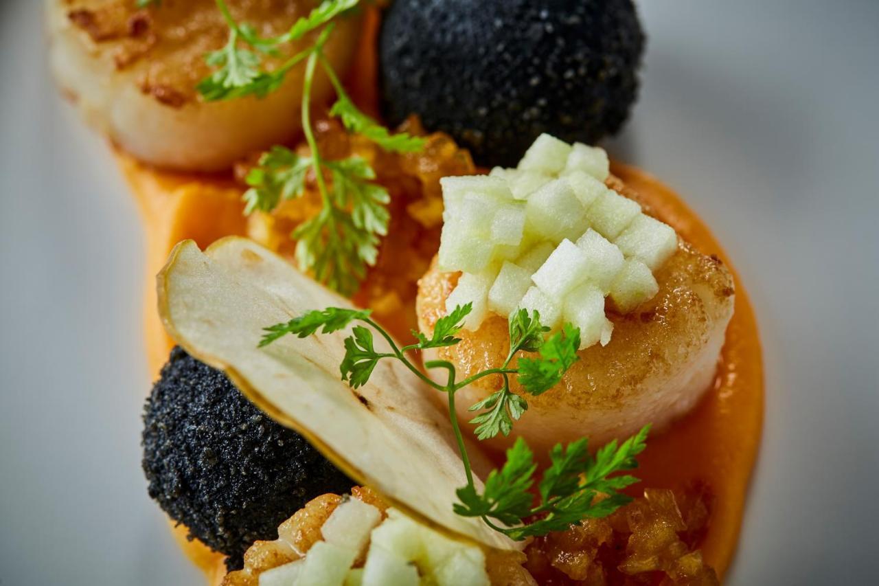 Hotel Pacai, Vilnius, A Member Of Design Hotels Bagian luar foto Scallop with black truffle