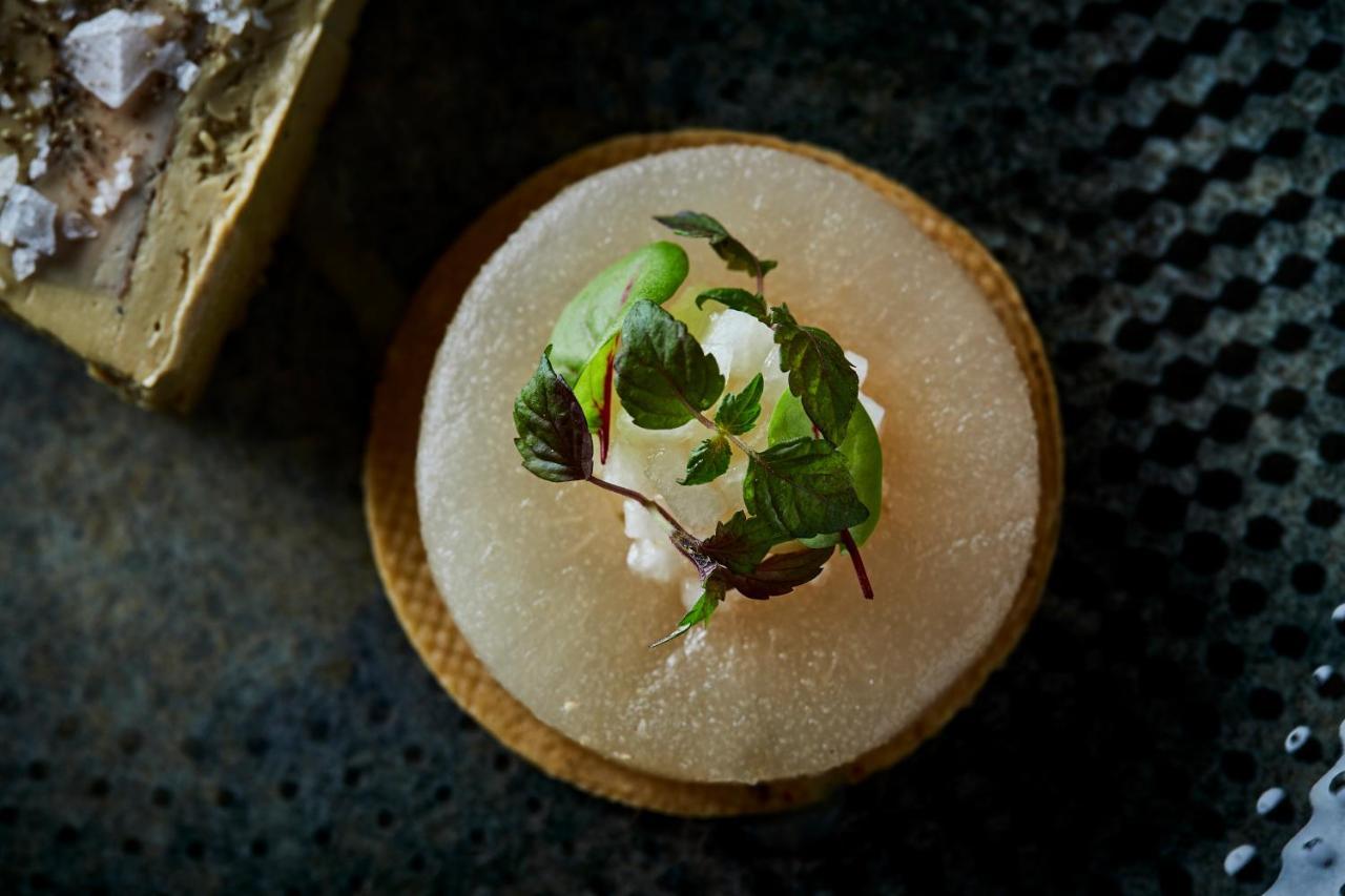 Hotel Pacai, Vilnius, A Member Of Design Hotels Bagian luar foto A cocktail garnished with a sprig of mint